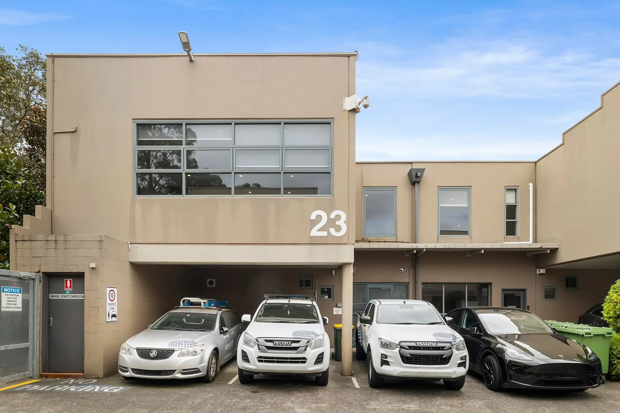 SHOWROOM & OFFICE WITH STORAGE