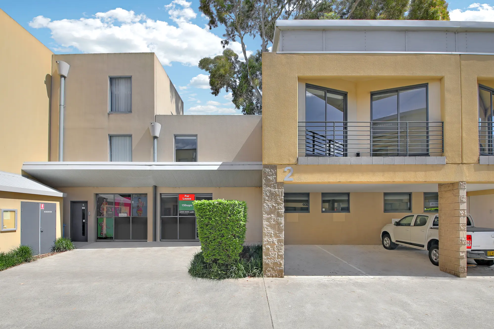 SHOWROOM & OFFICE SPACE