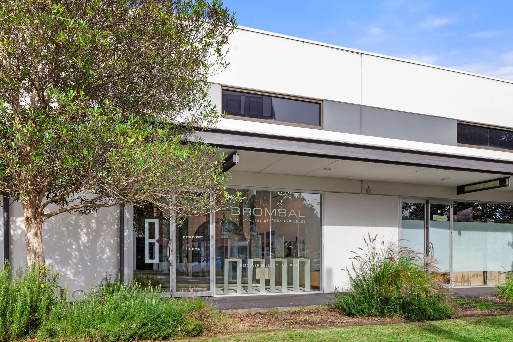SHOWROOM STREET FRONTAGE